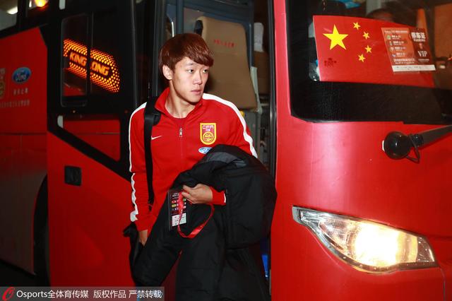 两个奶奴左右跪伺候男主人视频