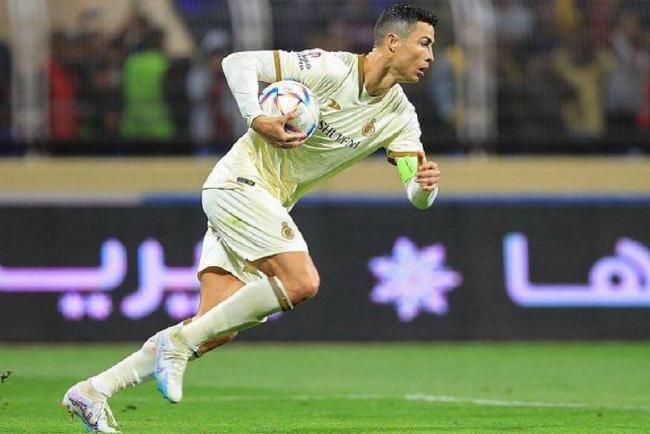 女人趴下脱了内裤光着被调教