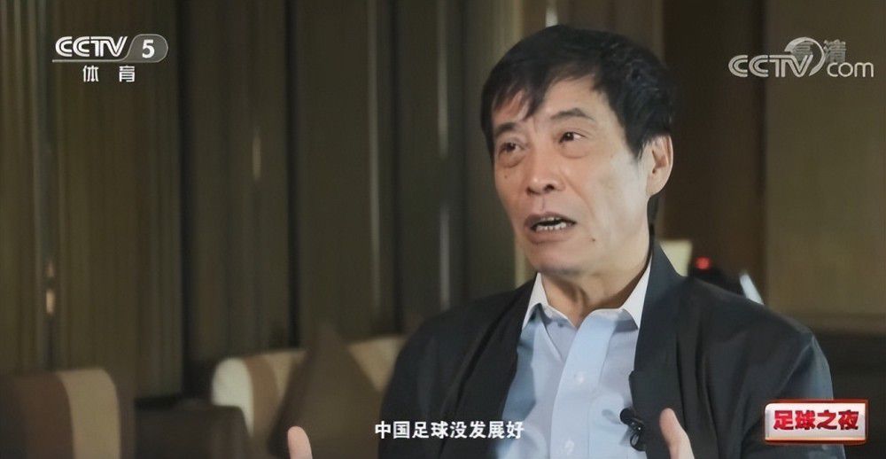 瀑布下的中年妇女