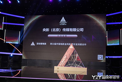 他扒开我的内裤把舌头进去动态图